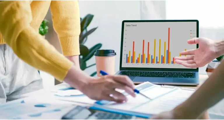 Reunião de negócios com análise de gráficos de vendas em apresentação de alta performance, destacando crescimento e estratégias de mercado.