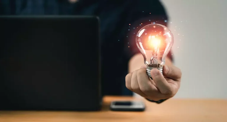 Homem de camiseta preta segurando uma lampada