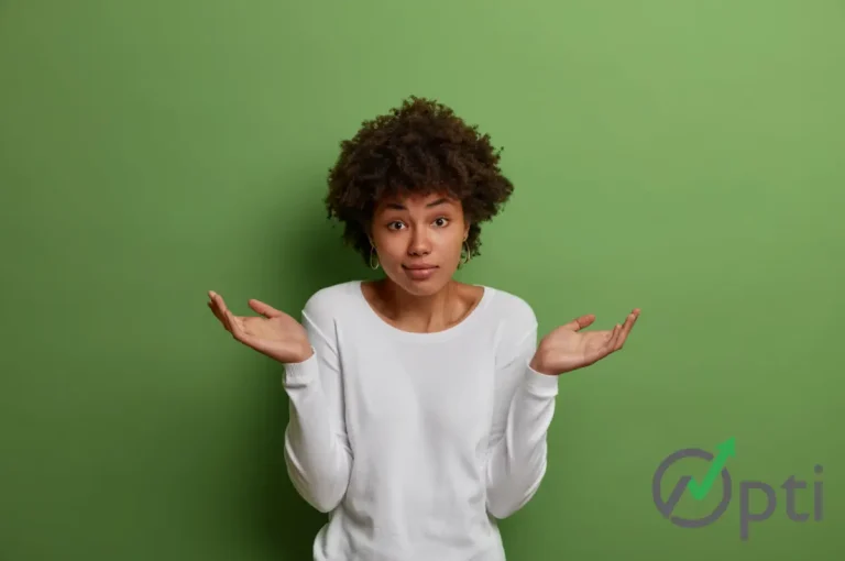 Mulher jovem com expressão de dúvida ou confusão, gesticulando com as mãos, sobreposta a fundo verde, representando discussão ou comparação entre Opti e Rank Math