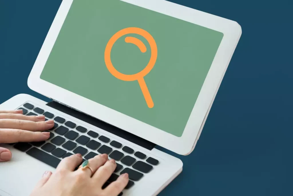 Pessoa usando um laptop para aprender como escolher palavras-chave cauda longa para melhorar estratégias de SEO e posicionamento na internet.