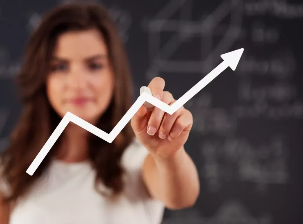 Mulher apontando para uma seta crescente que representa aumento de leads usando estratégias de SEO