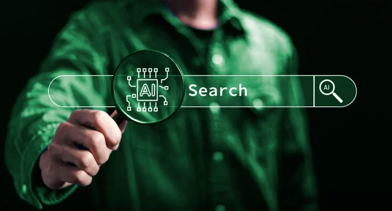 Pessoa segura uma lupa sobre uma barra de pesquisa digital com o termo “Search” e o ícone de um chip com as letras “AI”, representando o uso de inteligência artificial em mecanismos de busca.