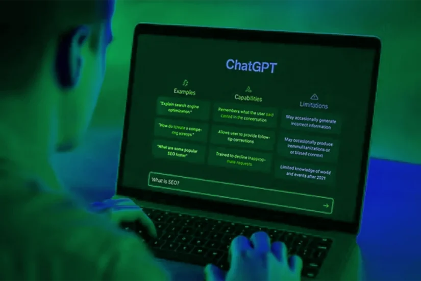 Pessoa usando computador para criar conteúdo de IA voltado para melhorar SEO, com foco em estratégias de otimização e marketing digital.