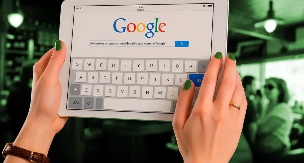 Pessoa segurando um tablet exibindo uma busca no Google sobre por que os artigos do blog não aparecem no Google, com fundo de ambiente de café.