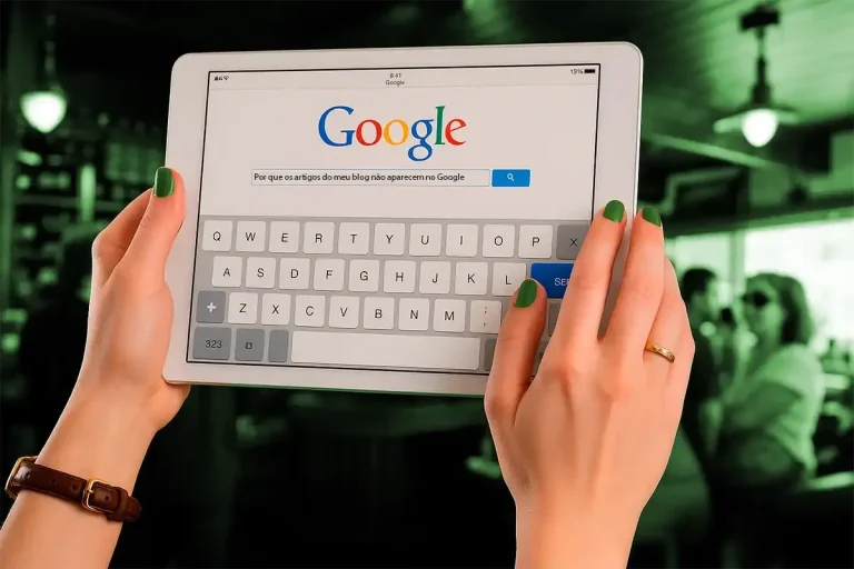 Pessoa segurando um tablet exibindo uma busca no Google sobre por que os artigos do blog não aparecem no Google, com fundo de ambiente de café.