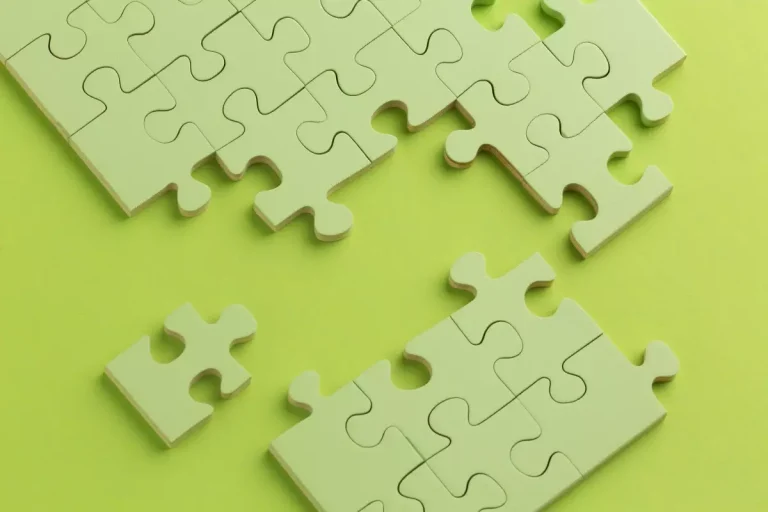 Imagem de peças de quebra-cabeça verdes representando as diferenças entre GEO, SGE e SEO, destacando a complexidade e a integração desses conceitos de marketing digital.