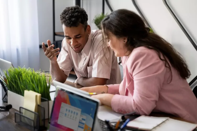 profissionais de marketing digital discutindo otimização de imagens para SEO em reunião