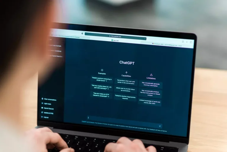 Pessoa acessando informações sobre o lançamento do ChatGPT Atlas pela OpenAI em um laptop.